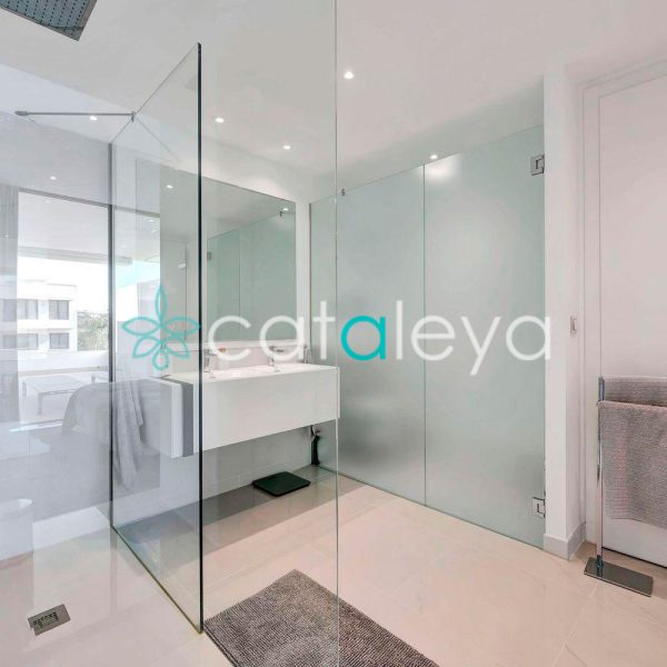 Luxury-Apartment-with-Large-Terrace-for-Sale-in-Cataleya-Estepona-(1)