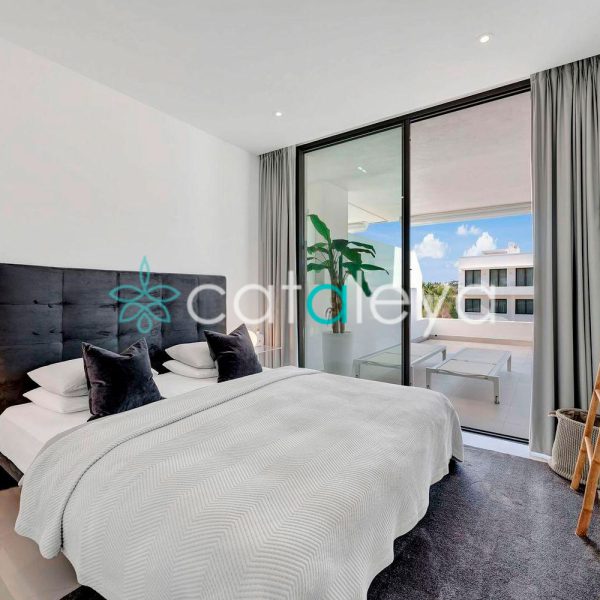 Luxury-Apartment-with-Large-Terrace-for-Sale-in-Cataleya-Estepona-(11)