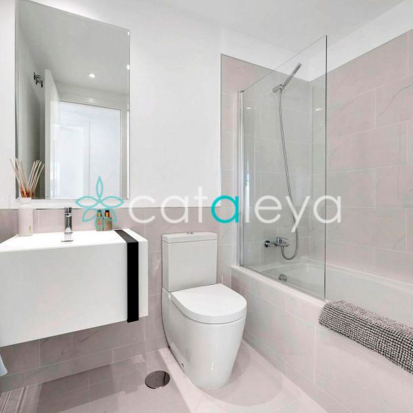 Luxury-Apartment-with-Large-Terrace-for-Sale-in-Cataleya-Estepona-(15)
