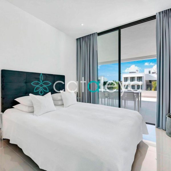 Luxury-Apartment-with-Large-Terrace-for-Sale-in-Cataleya-Estepona-(2)
