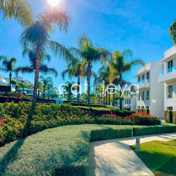 Luxury-Apartment-with-Large-Terrace-for-Sale-in-Cataleya-Estepona-(3)