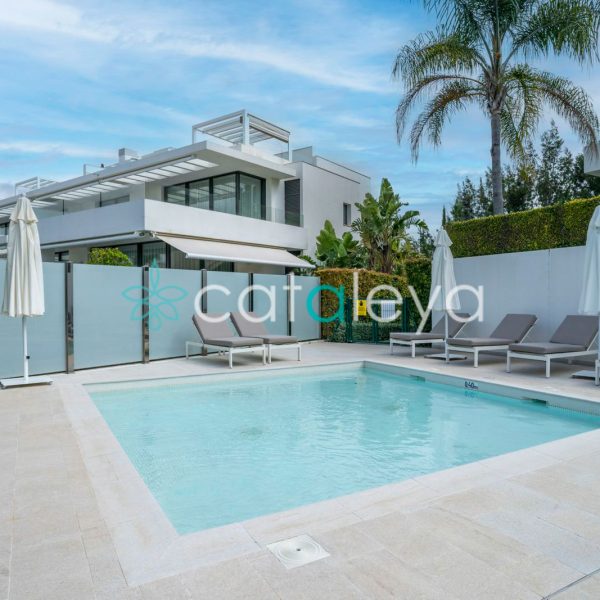 stunning-duplex-penthouse-for-sale-in-Cataleya-Estepona-(2)