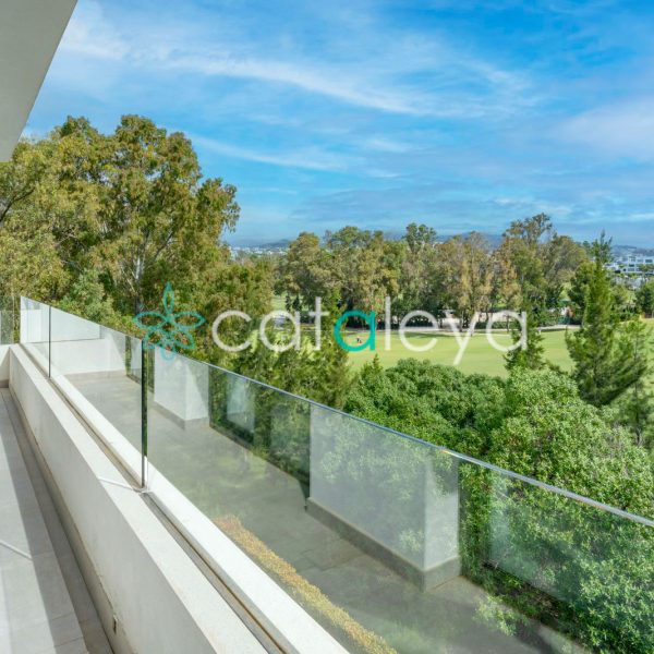 stunning-duplex-penthouse-for-sale-in-Cataleya-Estepona-(7)